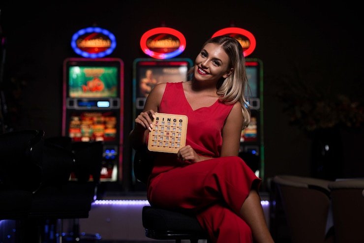Tampilan aplikasi mobile target4d menampilkan login dan dashboard utama dengan akses ke Liga 1, live dealer, dan slot games